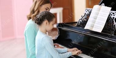 учитель игры на фортепиано